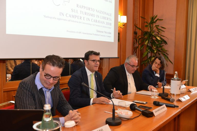 Settimo Rapporto Nazionale APC sul Turismo in Libertà: numeri da capogiro per i camper.